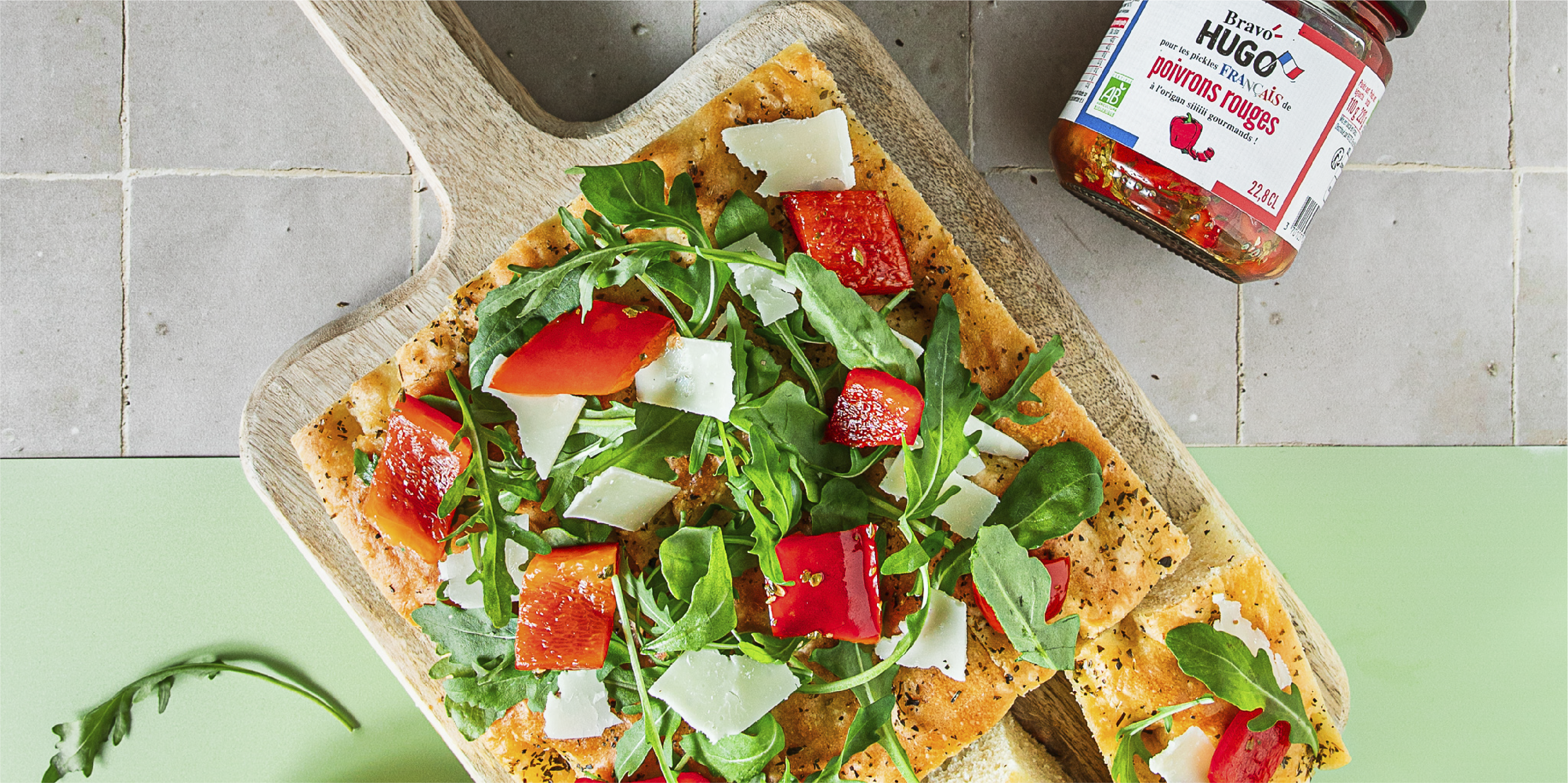 Recette de focaccia à l'origan, pickles de poivrons rouges, parmesan et roquette