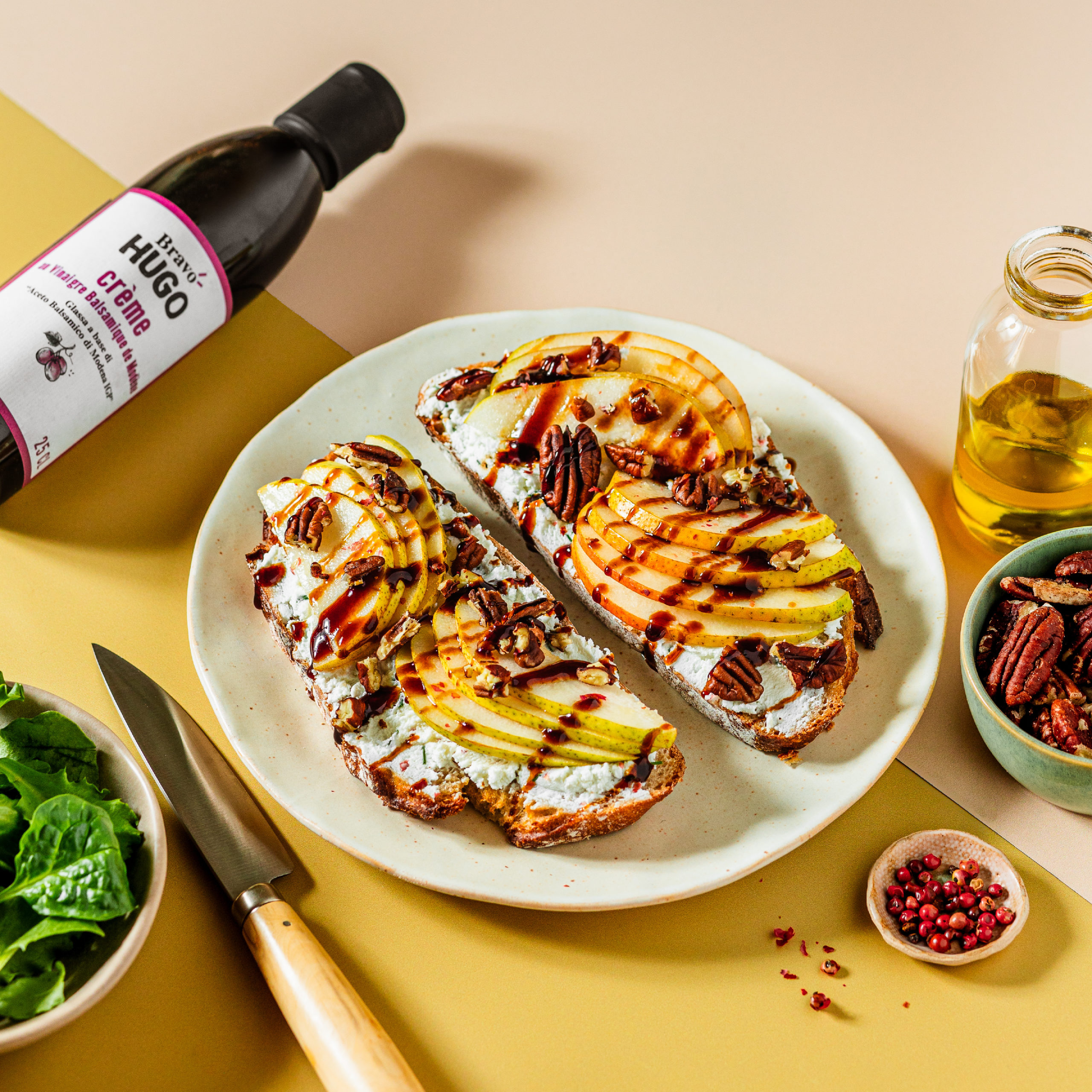 Recette de tartines de chèvre, pommes et noix, à la crème de vinaigre balsamique Bravo HUGO
