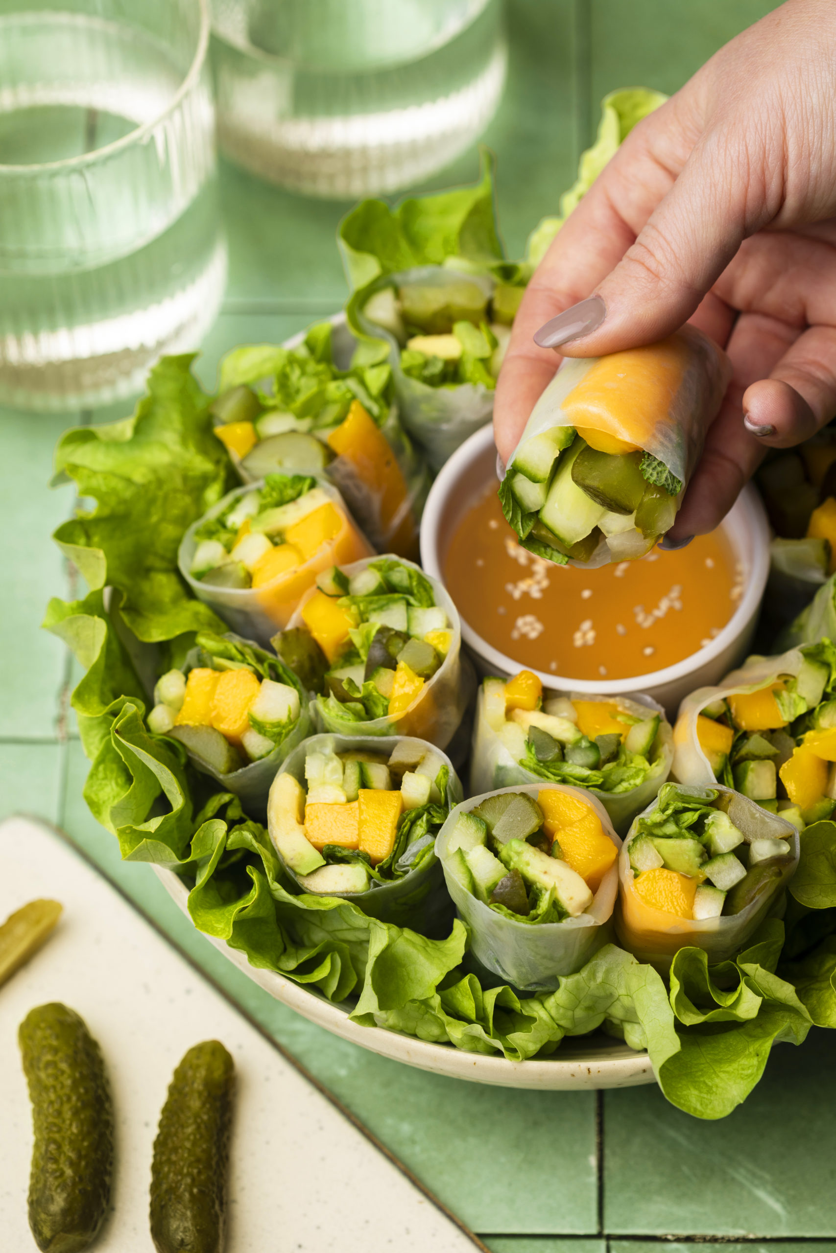 Rouleaux printaniers à la mangue et aux cornichons bio aigre-doux